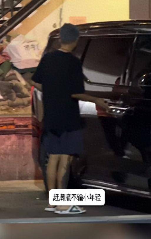 文章带新女友看话剧，马伊琍专心陪伴孩子，18岁爱马身高超妈妈