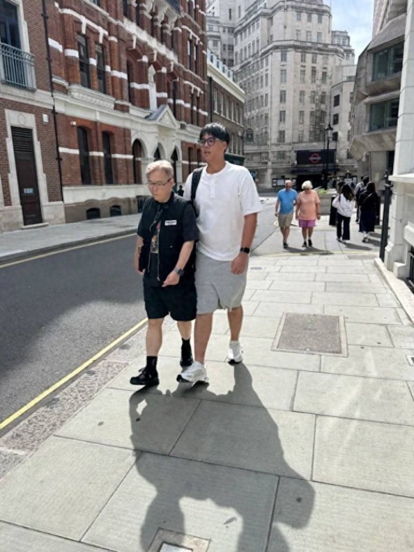 李嘉欣15岁独子近照曝光！身高近1米9，伦敦街头高大抢镜被赞变帅