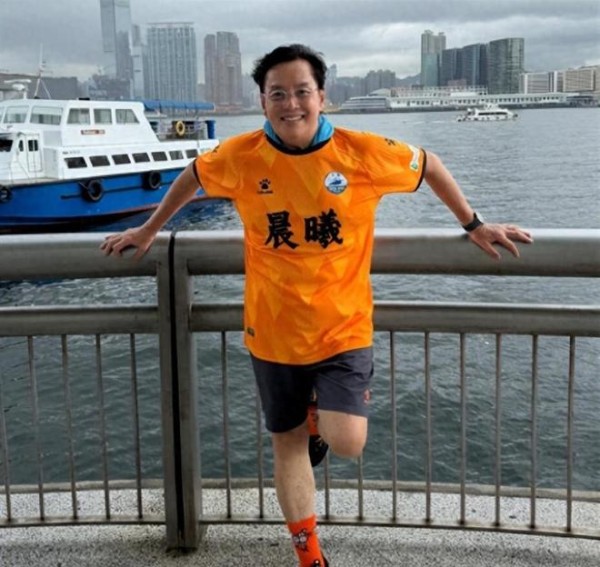 76岁谭咏麟减肥成功状态回巅峰，自曝已减15斤，每天吃一餐六分饱.