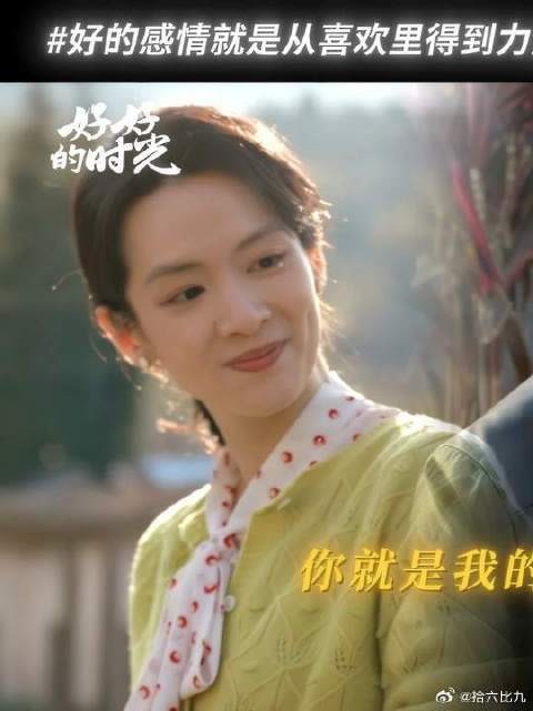 教弟弟学英语，眼睛却全在姐姐身上