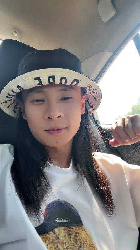 进入公交车道后，确保安全，可以继续行驶，确保行车安全