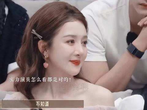 她当初曼娘的一个动作够内娱学一辈子的了，她应该在评委席