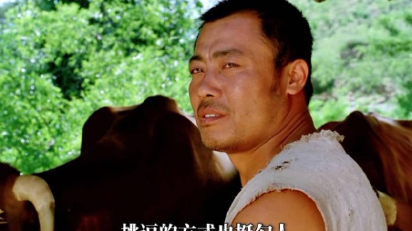 穷苦汉子终成婚,全村红绸贺新人