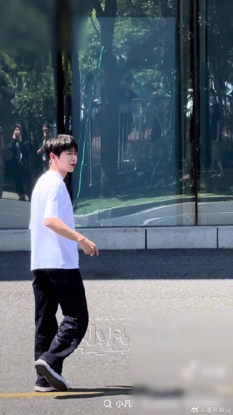 密逃新组合地板boys成团,四人跪地走位
