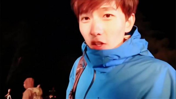 杨洋独自呆萌，也在独自创造神图，蓝色冲锋衣这套纯帅来的！