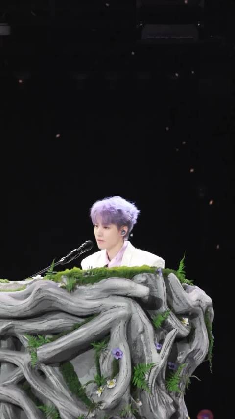 王俊凯出场似婚礼现场，网友直呼太像了