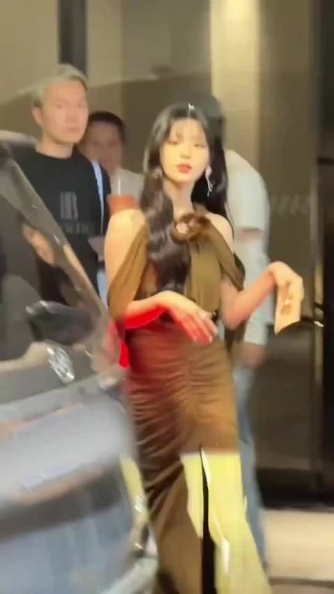 杨超越褐色露背长裙，演绎复古千金轻熟风