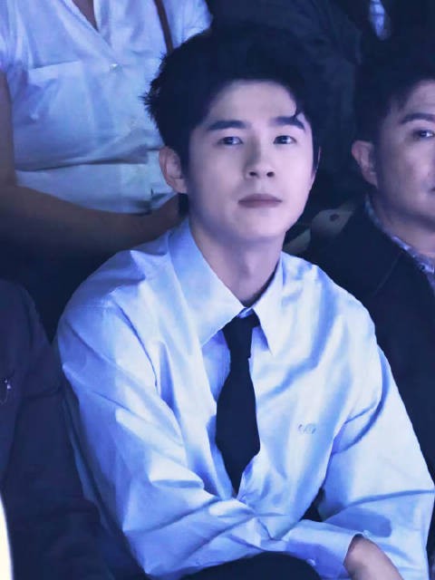 认真看秀的昊然好萌喔
