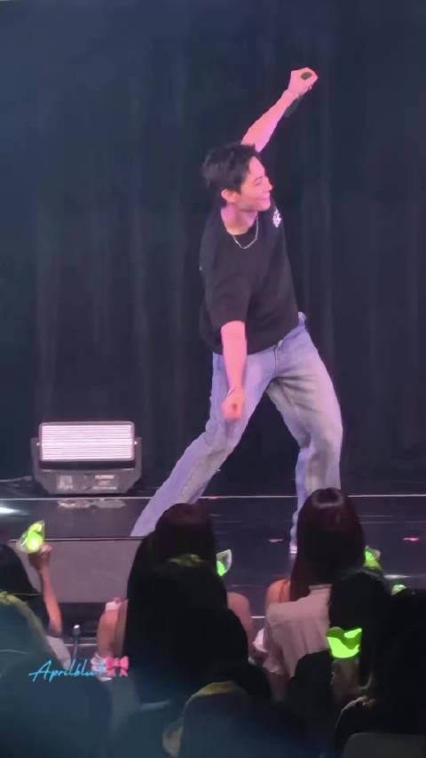 哈哈哈哈哈哈怎么会这么嗨 cr.logo