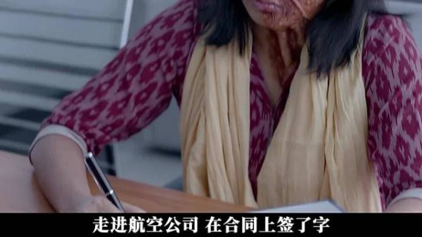 带着伤疤的她成为空乘，小女孩拥抱治愈偏见