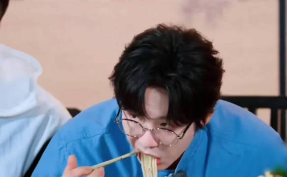 刘宇宁舞台沉稳有张力，综艺化身憨憨喜剧人