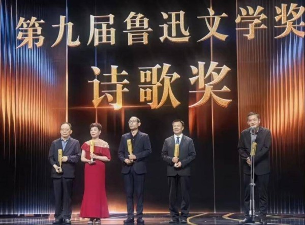 获颁鲁迅文学奖后，诗人张二棍计划推出散文集