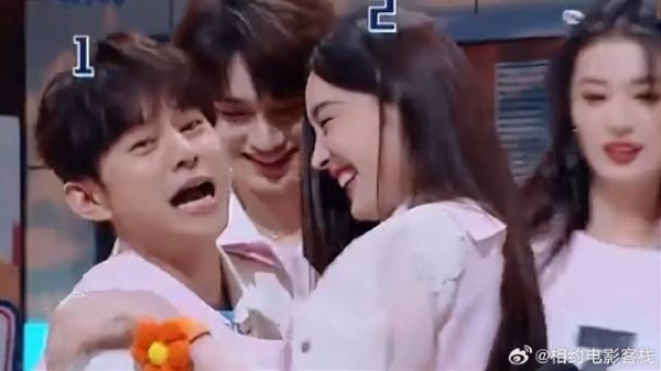 何炅去找孟佳,哪料却被娜扎一把锁喉,笑不活了