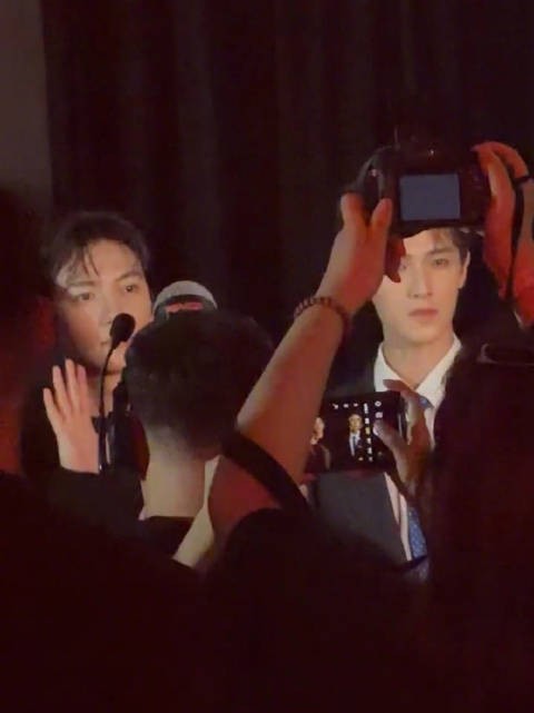 两张权威的脸摆在一起好爽吧！