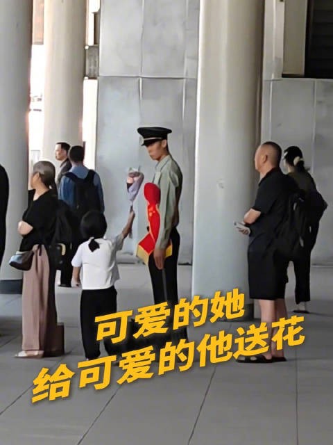 不期而遇的美好！可爱的她给可爱的他送花