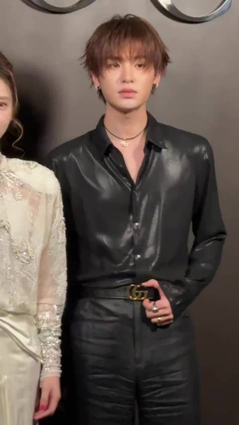 黄明昊今晚gucci晚宴，完全潇洒松弛感