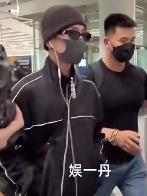 肖战好酷上这么高的电梯竟然不扶扶手，是不是不太安全啊！