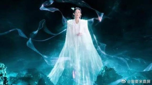 她原本是天界的仙女，私自下凡化身为蛊惑人心的魅 侯明昊