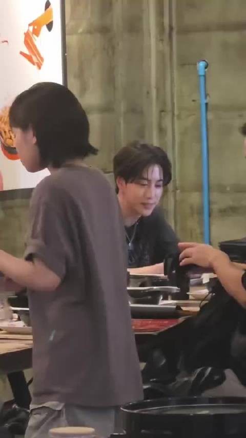 餐厅看到这样的男生我真的会被帅到移不开眼 cr.punchaya1990