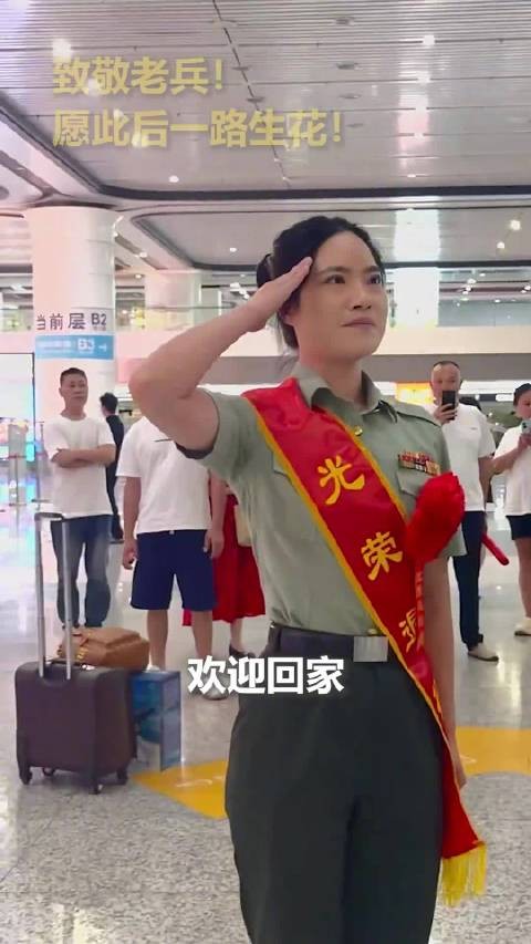 12年女兵向退役10年的哥哥报到
