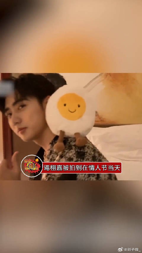 焉栩嘉情人节被拍带女生回家，两人穿情侣装