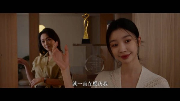 新来保姆偷偷模仿雇主撩头发，伪装难掩内心恐慌