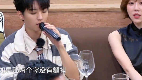 小凯在中餐厅收官唱了《十年》，上一次唱还是在无边界演唱会，好感动
