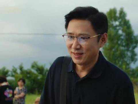 换个人都坐不起了