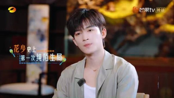 殷桃笑与不笑判若两人,冷脸难接近笑容甜