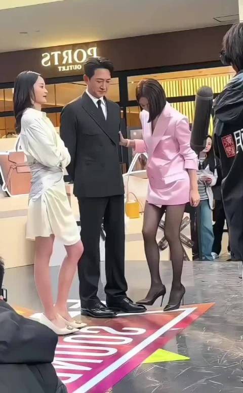 向来矜持的秦岚,在王阳面前也有调皮任性的一面!