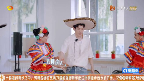 邓为 belike 全职陪跳员上线,花少初次见面接连跳六遍,看完忍不住循环回放