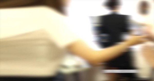 杨幂眼睛视力很好哎，平常都不戴近视眼镜，尝试一下就头晕了