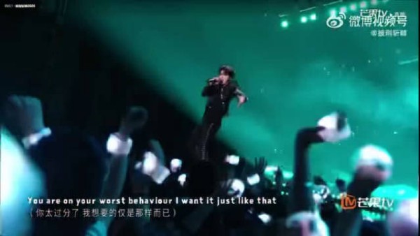 很难不被戳中,练习室简简单单,因为两位哥哥配合,直接拥有小型 live 既视感