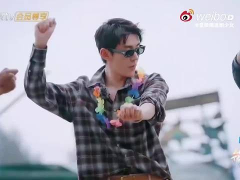 花少8的邓为和平时判若两人，摇头晃脑那段我已经循环二十遍了