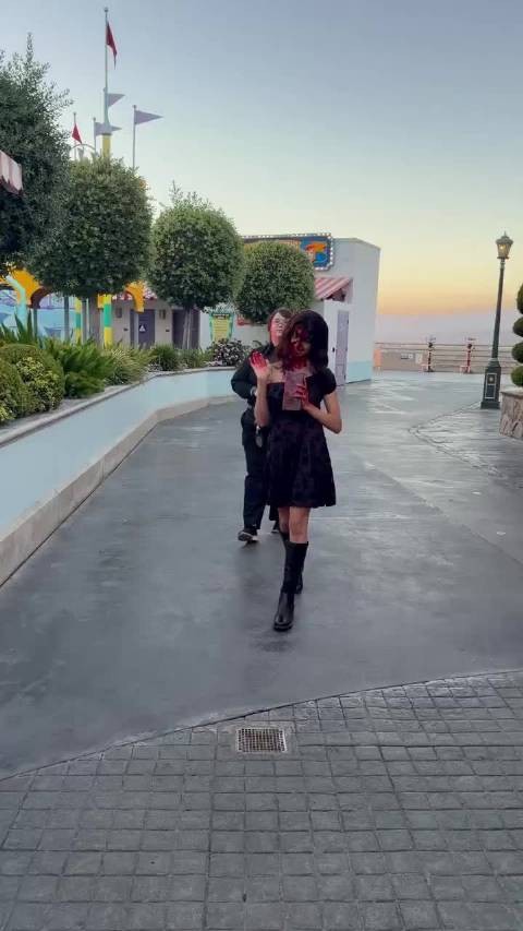 好莱坞环球影城万圣节新增角色Nikki,黑暗难辨靠笑声自我介绍