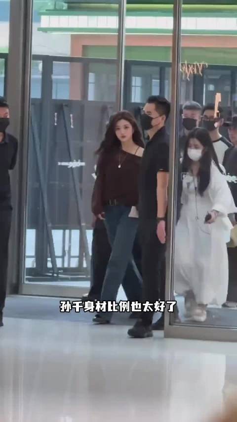 孙千成都线下活动,戏外知性风毫无违和感