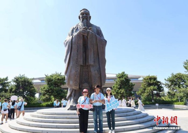 美国青年孔子故里感悟儒家文化