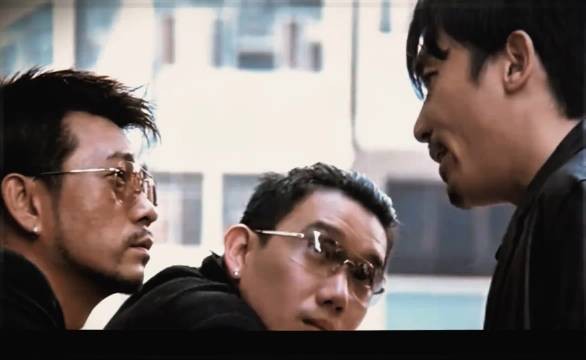 陈永仁刚逃出大厦,黄警司就被从楼上扔下来,摔死在他面前!