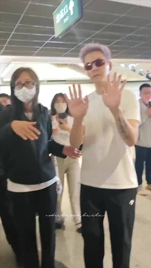 陈伟霆这个新发色好适合他,衬得整个人气场十足,颜值直接更上一层楼