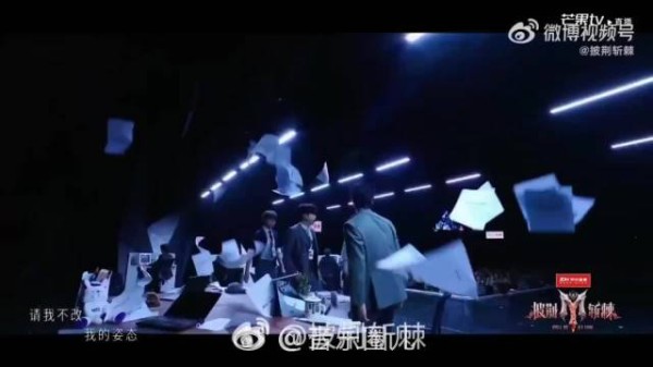 邵子恒二公西装造型，披荆斩棘直播氛围感拉满