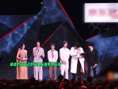 阿朵披哥舞台重逢王传君,感叹少男变哥哥