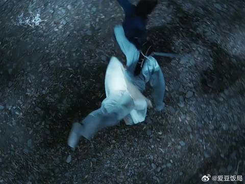 一人一脚,踹进莲络人的心巴!