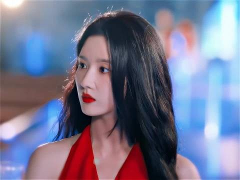这一段女主穿红裙子好有魅力 飞到我心上