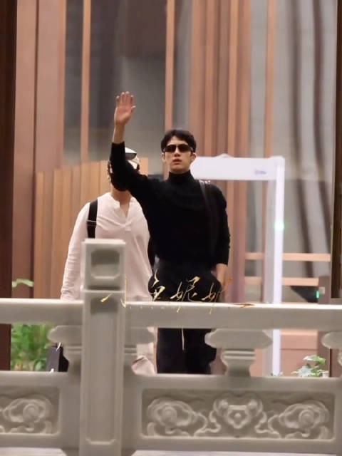 井柏然杭州到达，已经有粉丝接机了！非常有腔调，luke本尊了！
