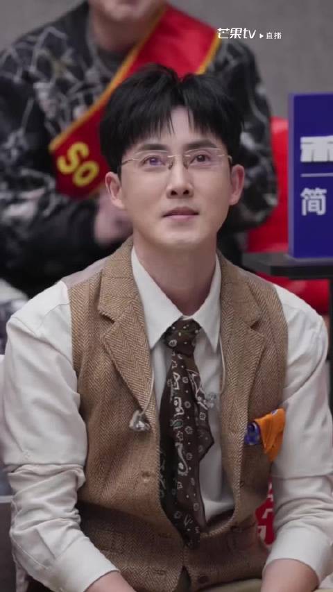 张睿 reaction to 《你的眼神》 张睿前面可能出去采访了，等后半段才回来