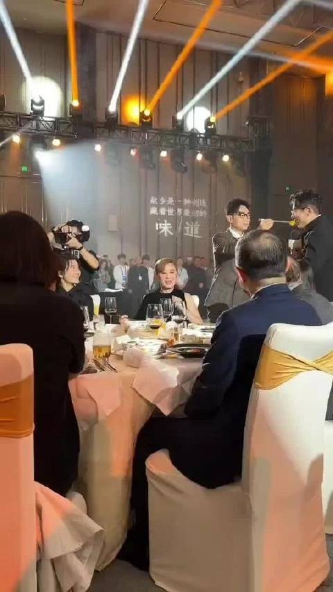 吴君如坦言与华仔同坐，氛围甜度爆表