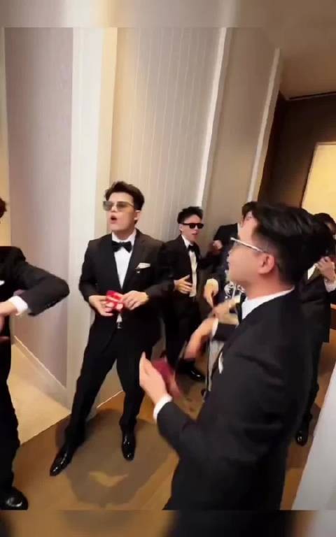 梅尼耶黄婉均今日举办婚礼，梅尼耶带着伴郎团去接亲啦！