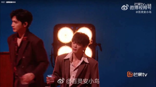 改编版跳出原版框架,迷离氛围感直接把人拽进歌里的故事里