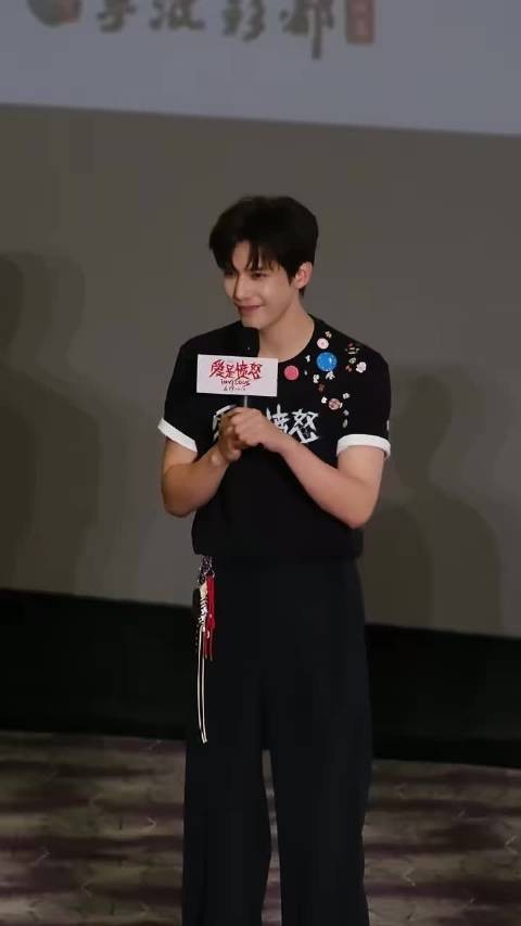 王安宇出差路演回到宁波老家,台下父老乡亲