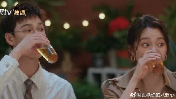 阿姨直播粉丝破十万，成扎扎亭大网红，大家举杯庆祝